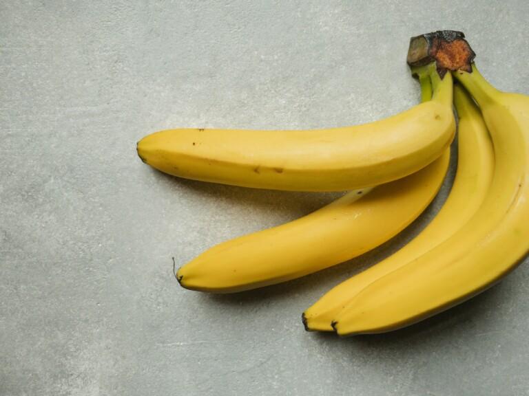 Banaaneja harmaalla taustalla